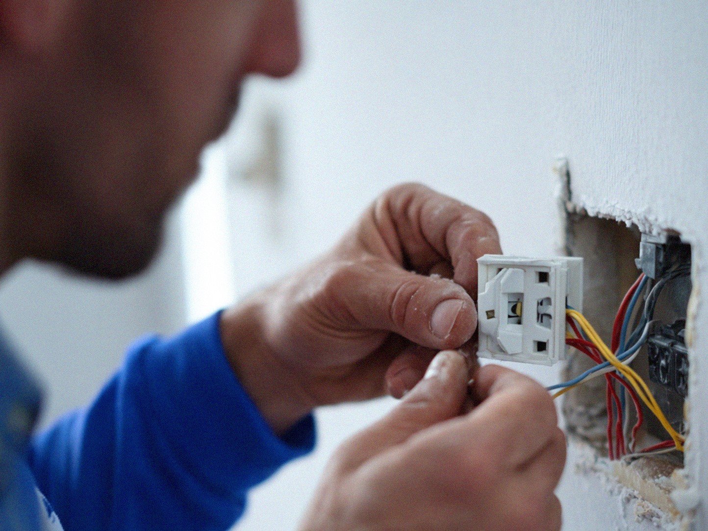 Installationsmaterial – Kabel, Kanäle & Verbindungen